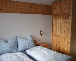 Schlafzimmer (Platz fr ein Reisegitterbett)